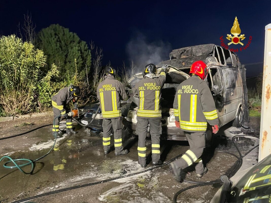 Tre mezzi in fiamme, paura al distributore di benzina