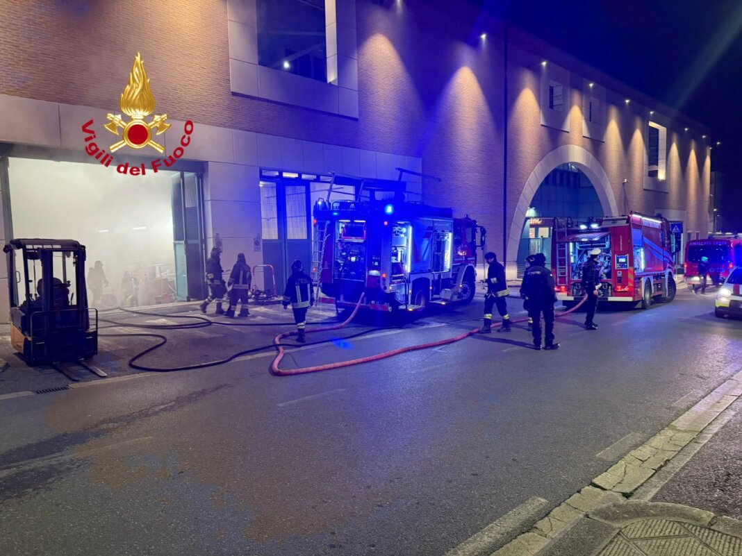 Paura e danni per l'incendio a un compattatore di rifiuti nel centro commerciale