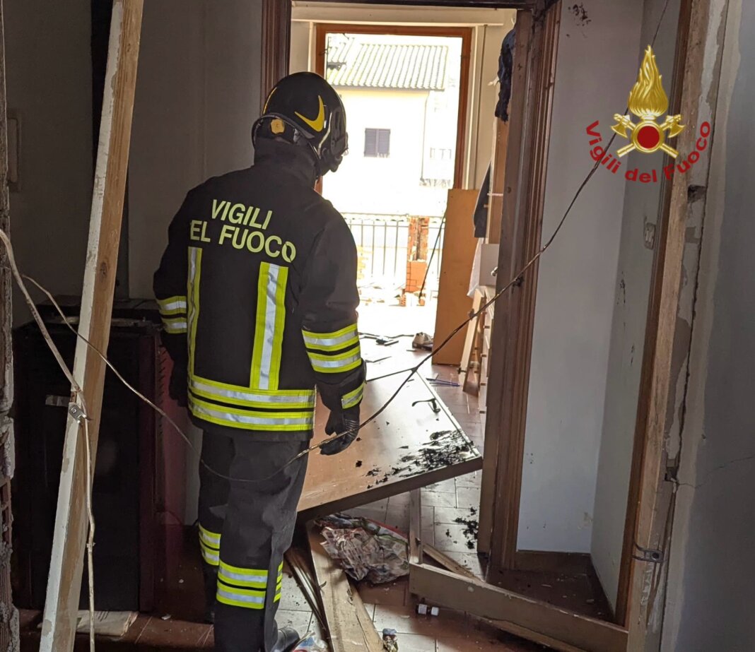Esplosione in un'abitazione, ustionato gravemente un uomo di 67 anni
