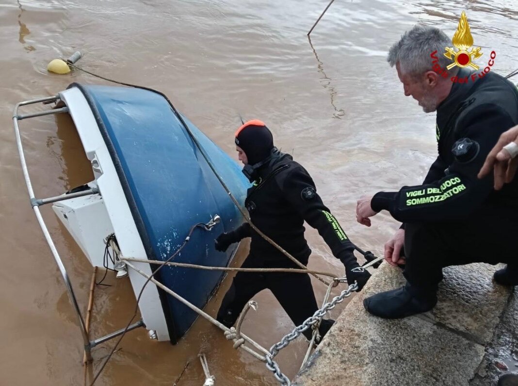 Il maltempo picchia duro nel sud della Toscana: rovesciate due barche nel porto di Talamone