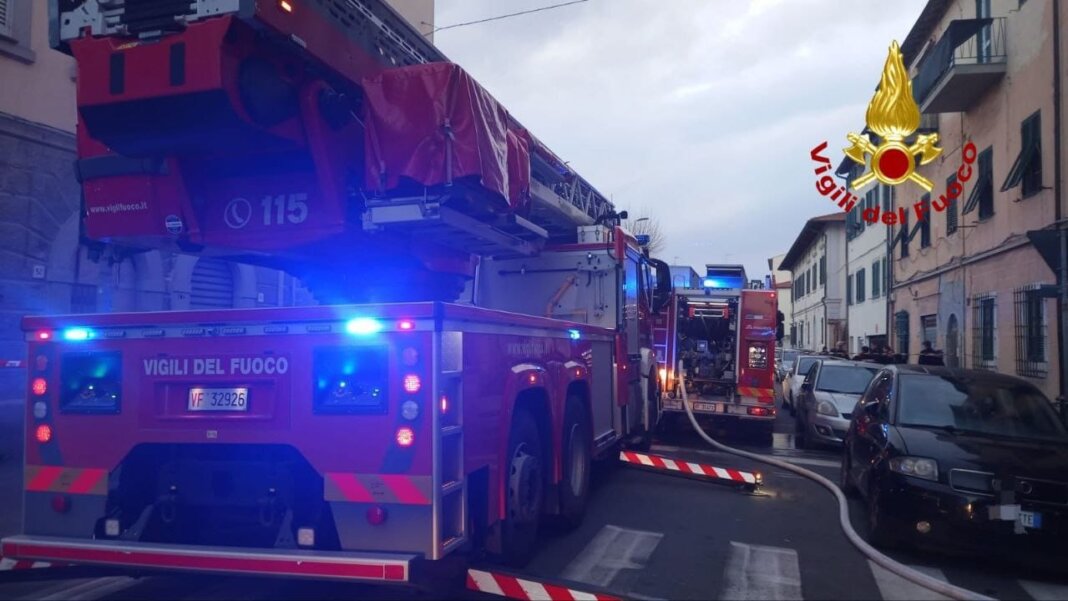 Paura per un incendio in appartamento a Livorno