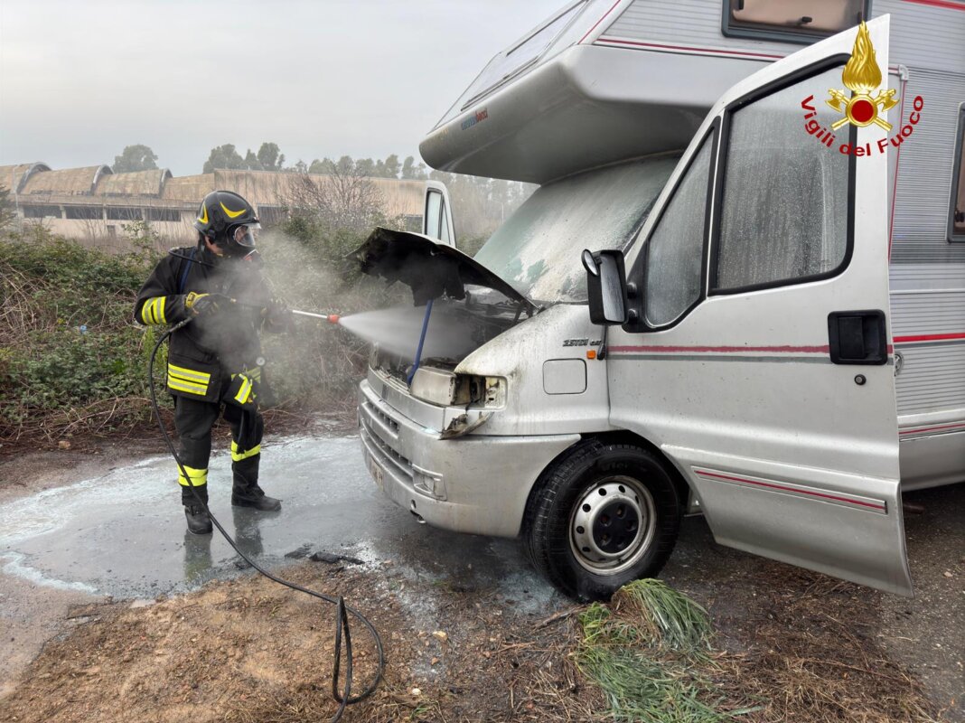 Fiamme dal vano motore, si incendia un caravan a Grosseto