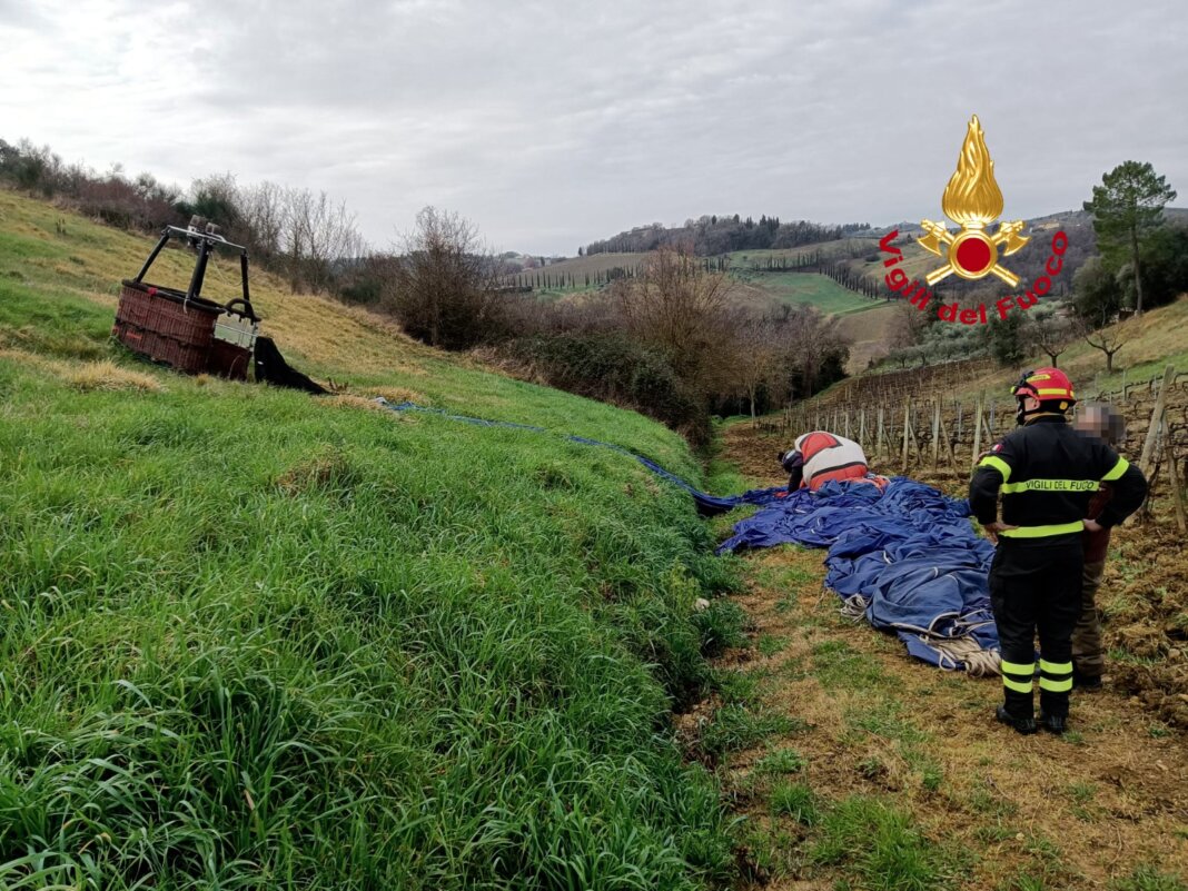 Si ribaltano con la mongolfiera in fase di atterraggio: soccorsi in quattro