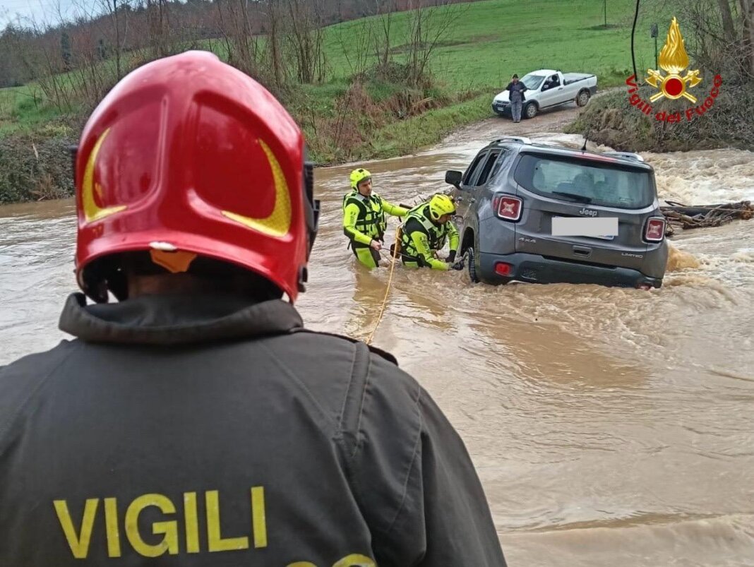 Bloccato con l'auto nel torrente: salvati in due dai vigili del fuoco