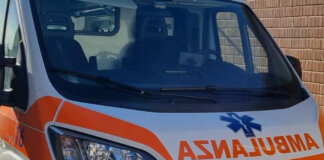 Resta infilzato da un palo mentre guida il trattore: tragico incidente in Lucchesia