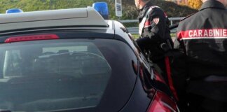 Rapina con la minaccia del coltello in un negozio di alimentari a Firenze