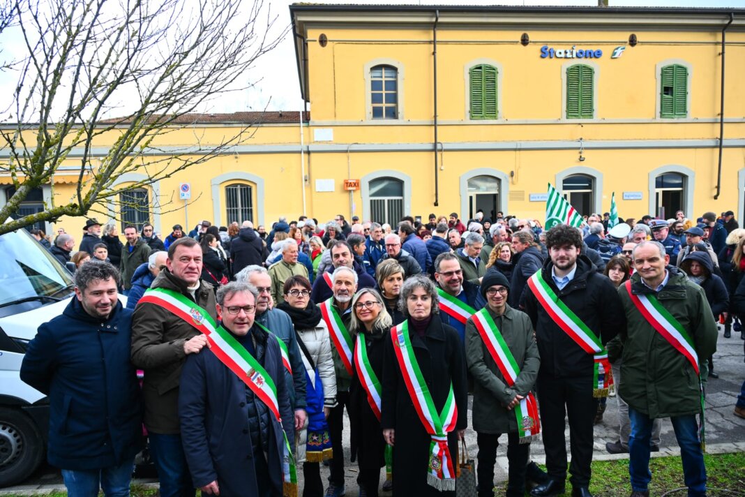 Sindaci e pendolari in piazza per chiedere miglioramenti sulla linea Faentina