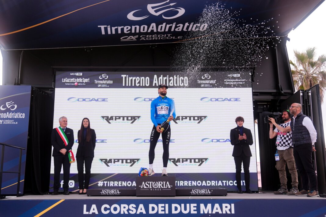 Tirreno Adriatico, la cronometro va secondo pronostico: la prima maglia azzurra è Ganna