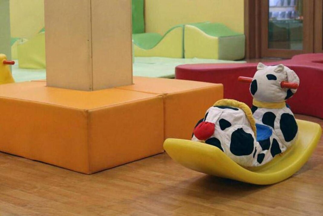 Bimba legata a una sedia con una sciarpa, licenziata educatrice in asilo di Napoli