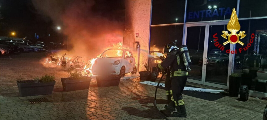 Fiamme distruggono decine di mezzi in una concessionaria auto a Livorno