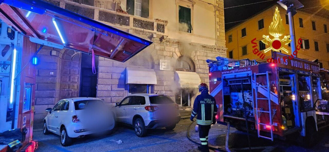 Brucia un negozio di mobili a Livorno: evacuato palazzo di 4 piani