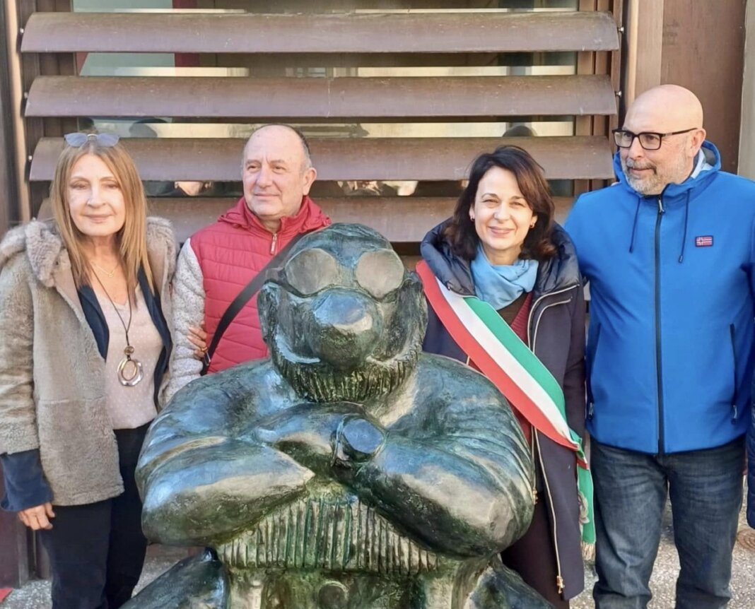 Al Castello dell'Acciaiolo inaugurata la statua di 'Bobo' alla memoria di Sergio Staino