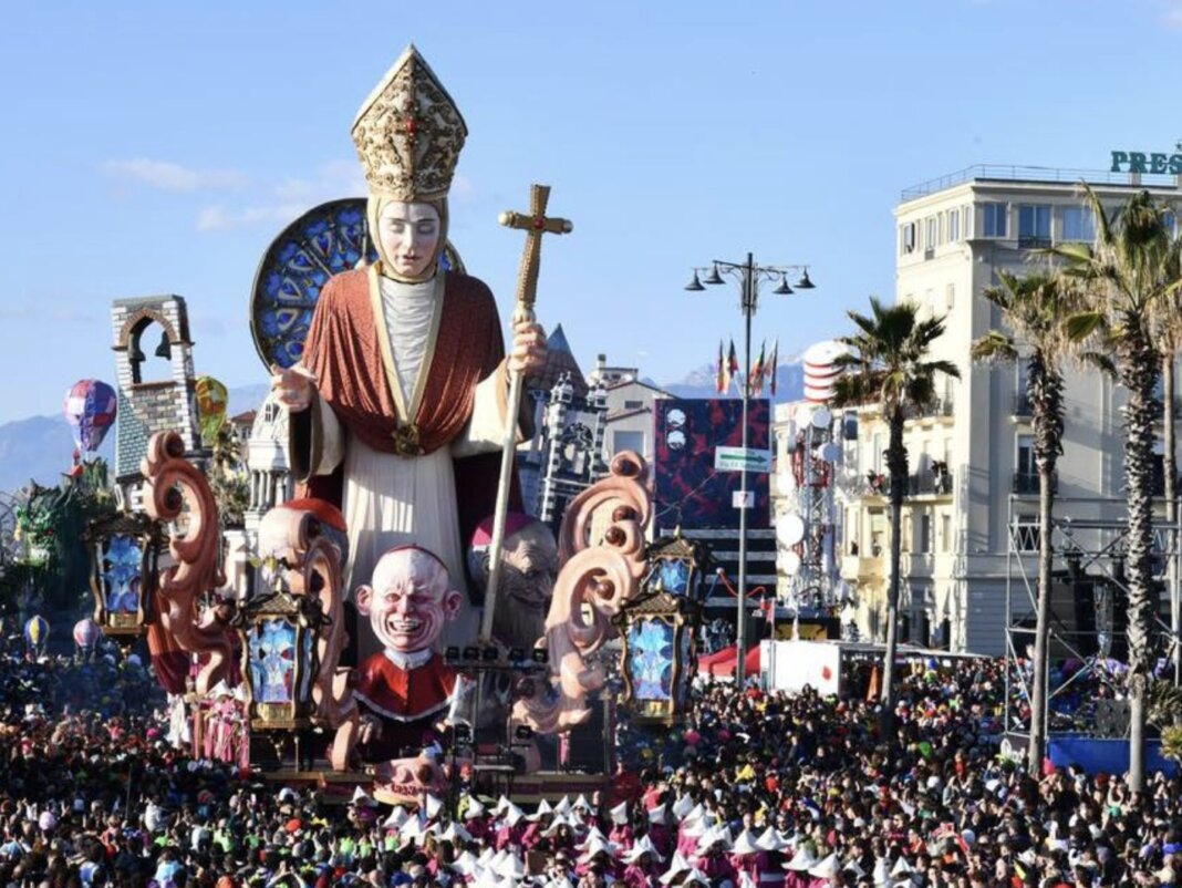 Carnevale di Viareggio, trionfa la 'papessa' di Carlo e Lorenzo Lombardi