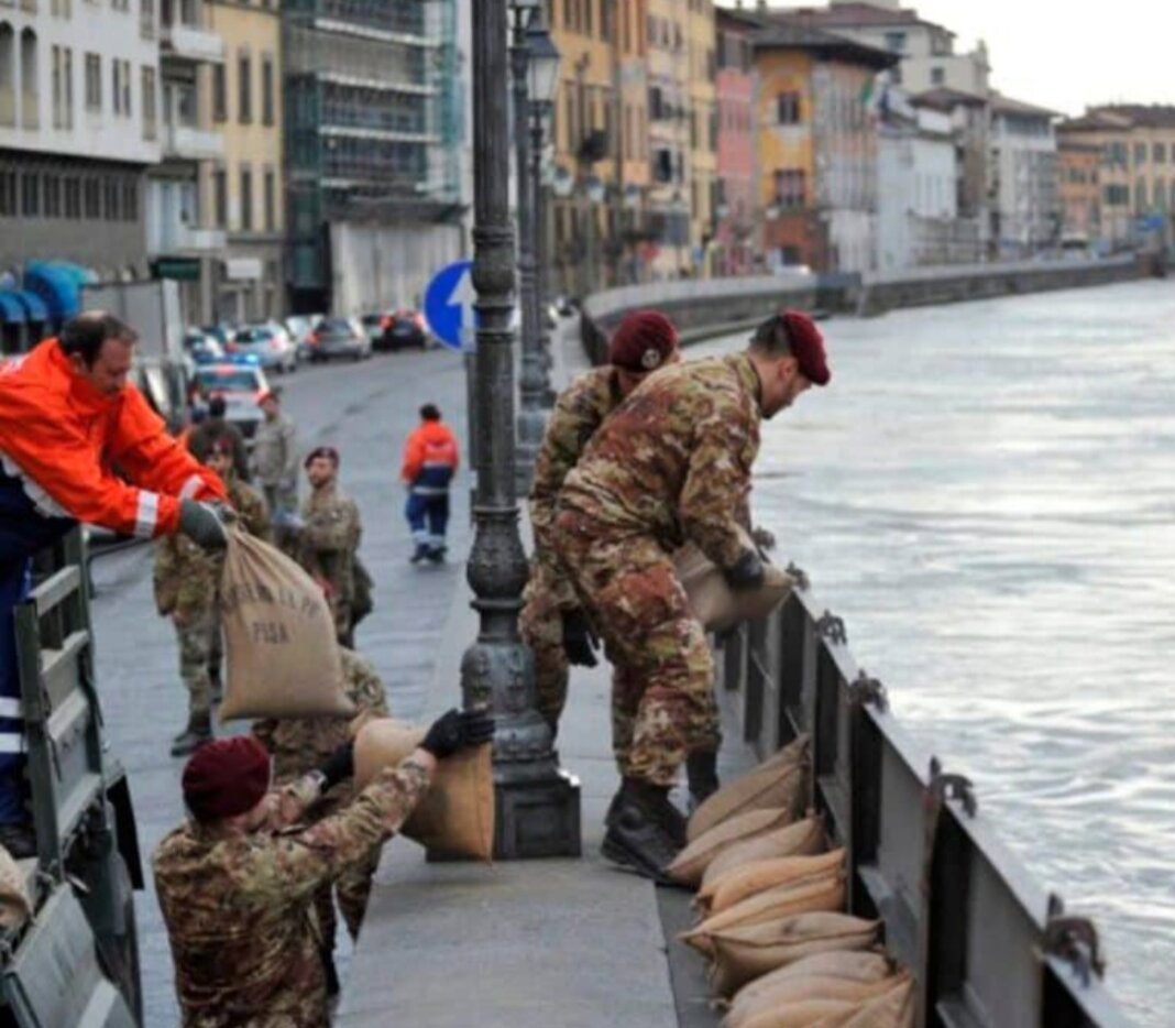 Allerta rossa Toscana: Arno in piena. Giani apre Scolmatore. Pisa chiude i ponti. Firenze chiude tutto. Scuole chiuse sabato 15 marzo