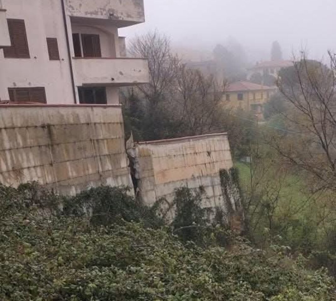 Voragine a Guardistallo, crolla un muro di contenimento: famiglie evacuate