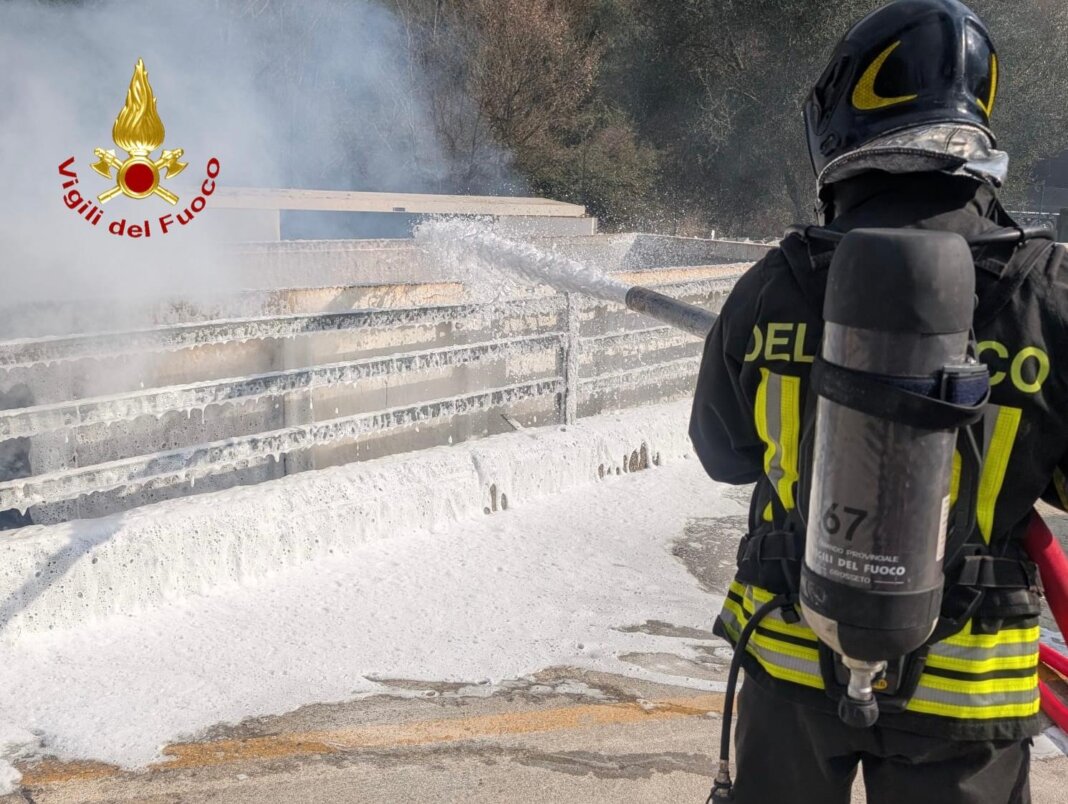 Arcidosso, in fiamme un contenitore dei rifiuti all'isola ecologica