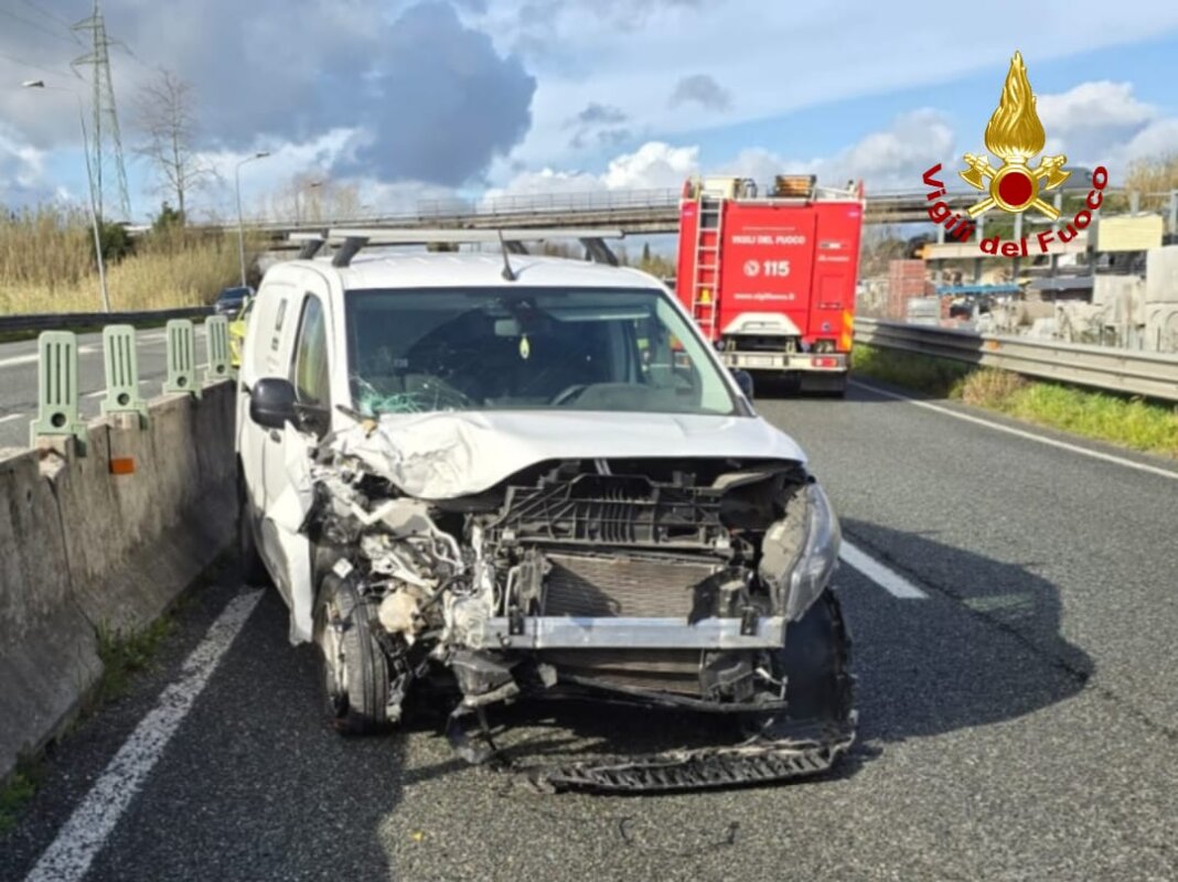 Carambola fra quattro auto in FiPiLi, strada chiusa per soccorsi e rilievi