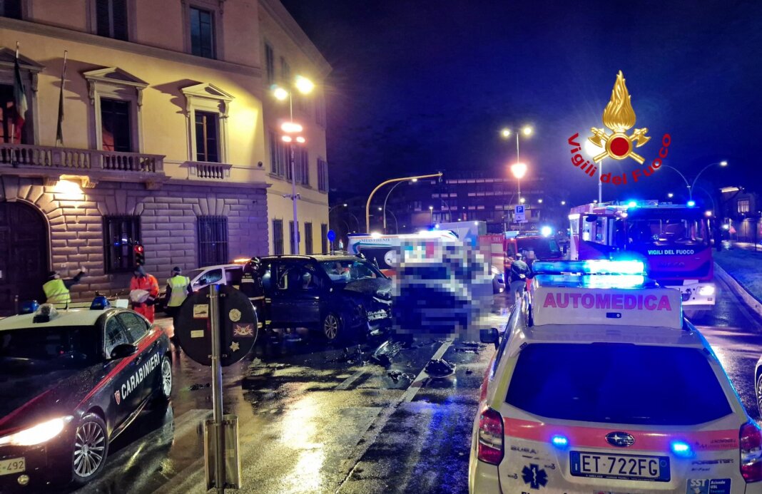 Incidente in via Fratelli Rosselli a Firenze, arrivano i vigili del fuoco,