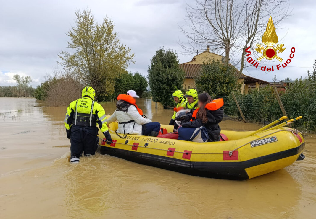 Due famiglie intrappolate in casa per l'acqua alta salvate dai vigili del fuoco