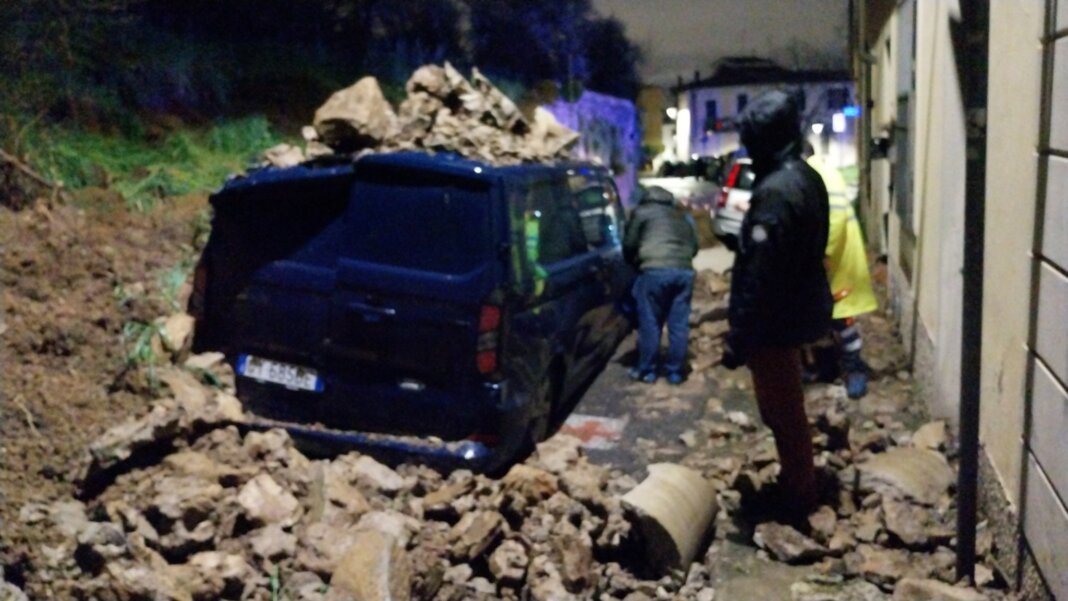 Allerta in Toscana, crolla un muro a Calenzano: travolto furgone in transito. Due feriti