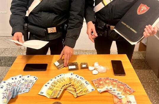 Beccati con 35 grammi di cocaina e 2 panetti di hashish, arrestata coppia di ventenni