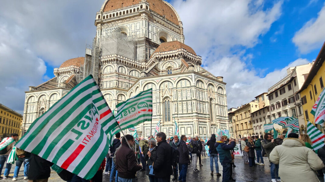 Da Cisl 10.000 cartoline contro aumento Irpef: consegna in Regione Toscana