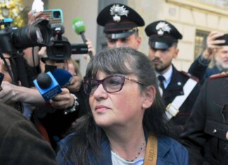 Garlasco, la mamma di Sempio intercettata: “Dopo 20 anni gli prendono le misure, di uguale ha solo taglia 44 di scarpe…”