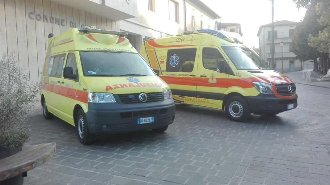 Colpisce un pilastro con il trattore e la baracca gli crolla addosso: morto sul colpo