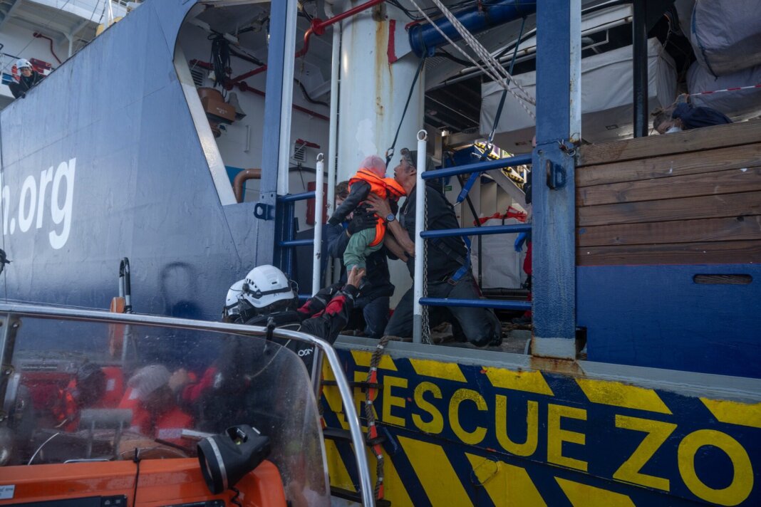 Sbarcati a Marina di Carrara tutti i 190 migranti salvati nel Mediterraneo