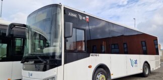 Trasporti, scatta la stangata su bus e tramvia: biglietti urbani a 2 euro Pullman di linea in azione