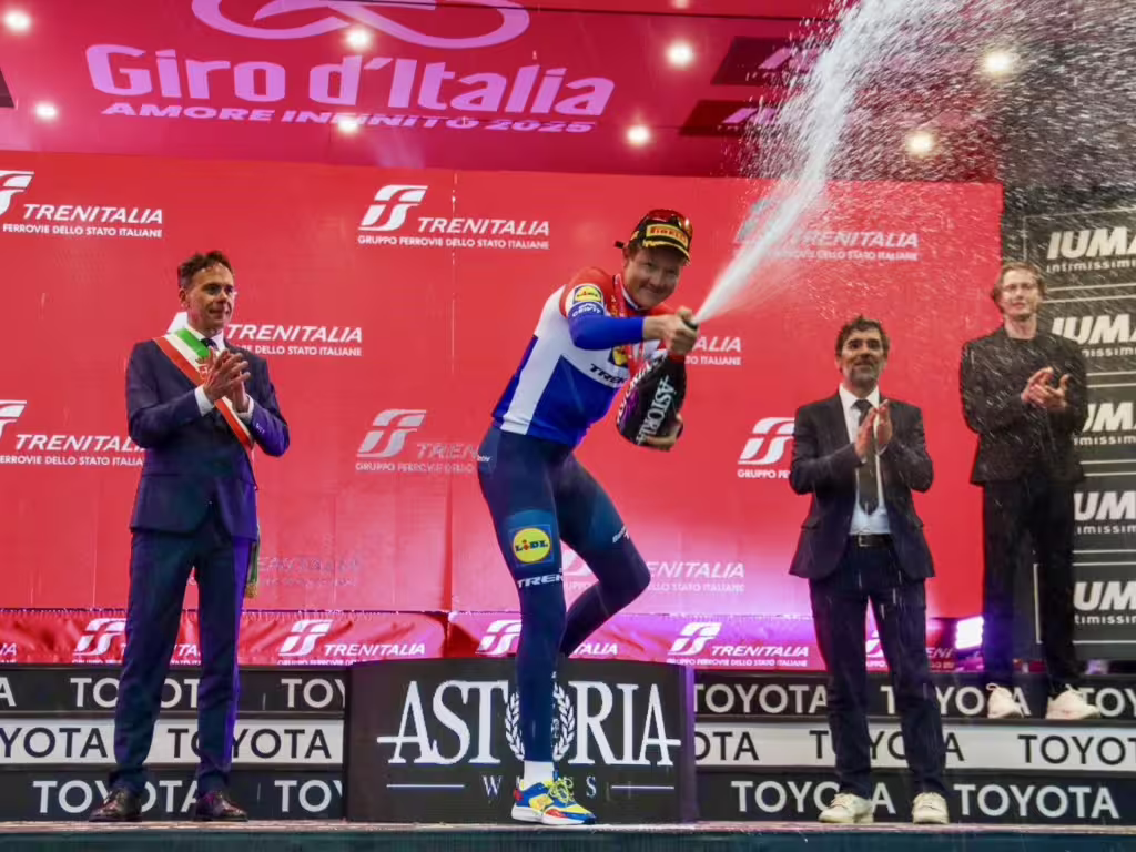 Dan Hoole (Lidl Trek) vince la crono Lucca Pisa, la classifica generale si accorcia Dan Hoole (Lidl Trek) vince la crono Lucca Pisa, la classifica generale si accorcia