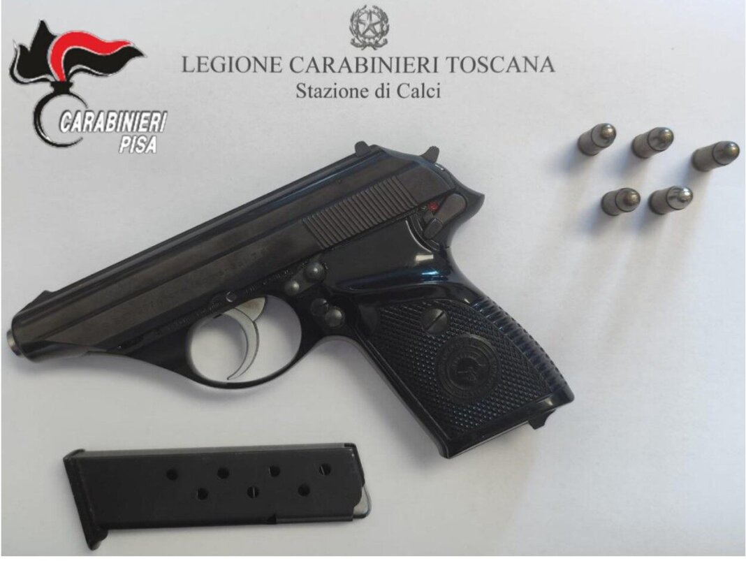 Tira fuori la pistola durante la lite per il parcheggio: arrestato a Calci