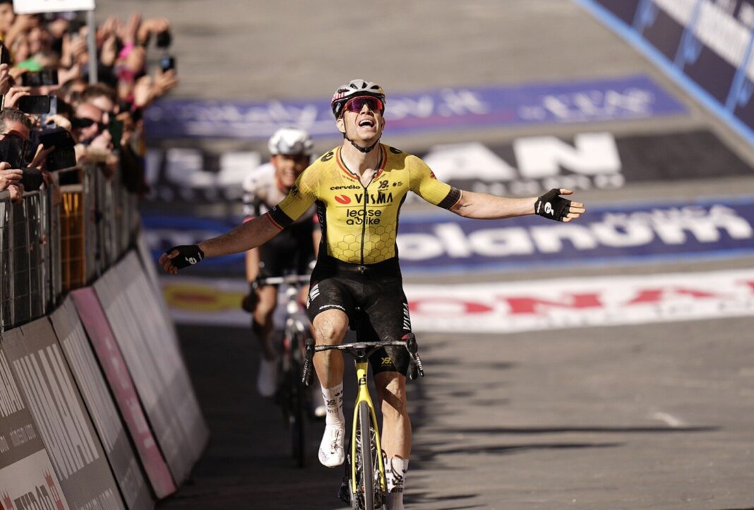 Le strade bianche del senese infiammano il Giro: in piazza del Campo vince Van Aert