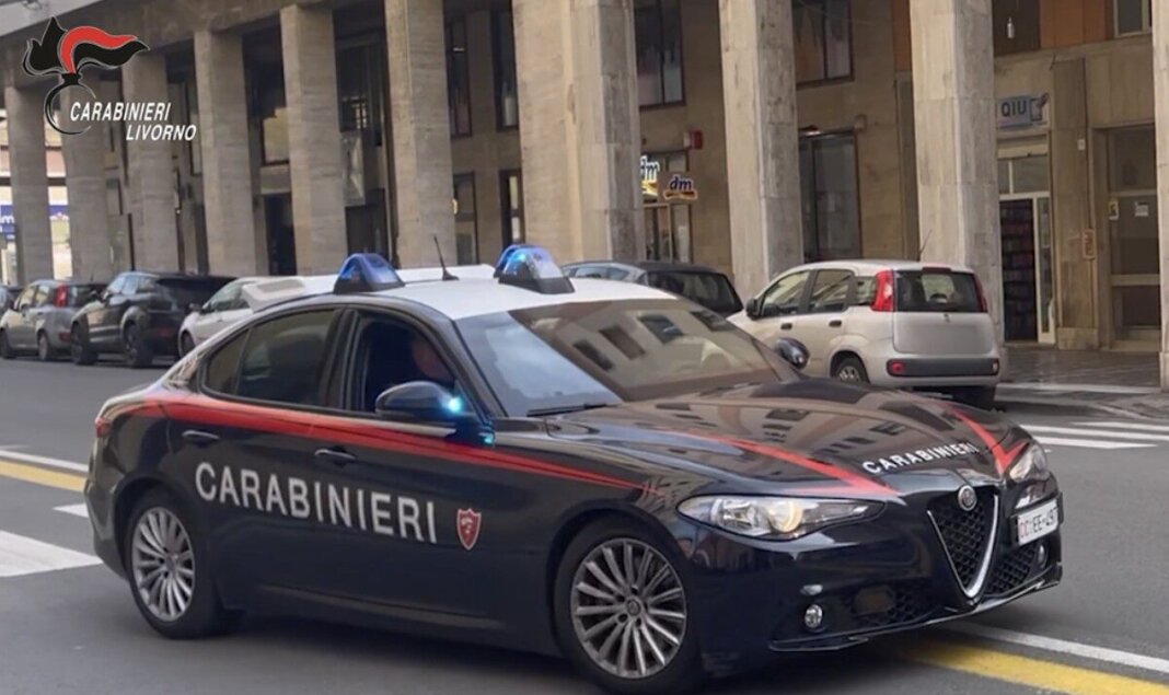 Prende a calci il commesso dopo il tentato furto al supermercato: in manette