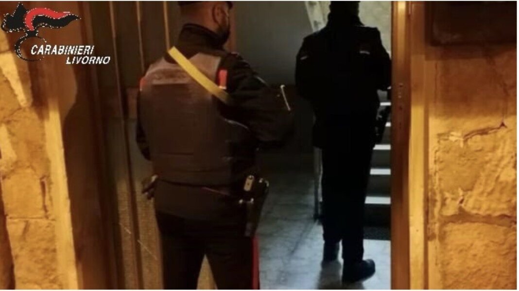 Chiude in casa una donna per farsi pagare un debito di droga: arrestato