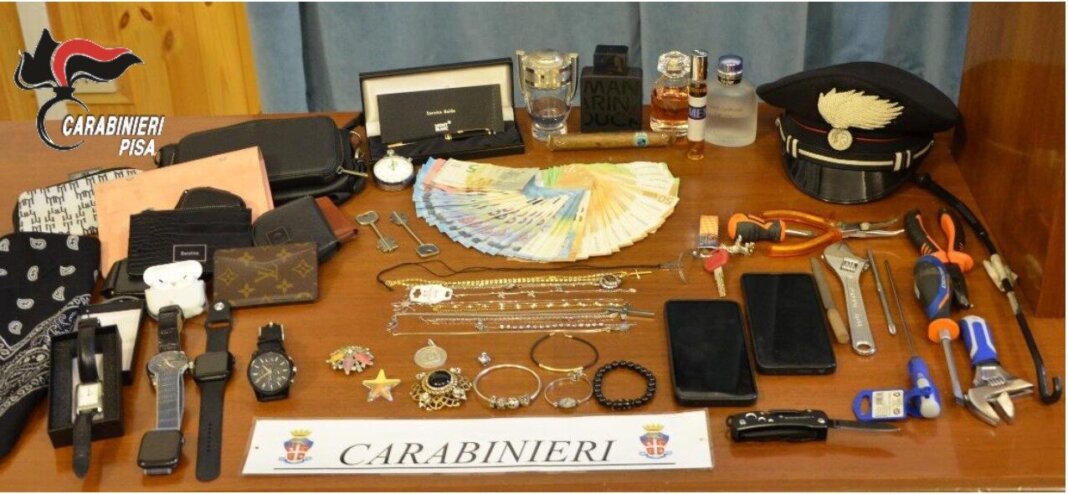 Oggetti preziosi e denaro contante in auto: tre arrestati per ricettazione