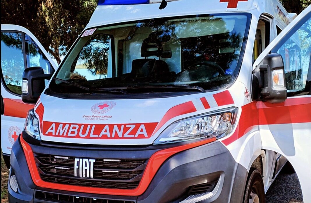 Cade dal terrazzo mentre lavora a una tenda e muore