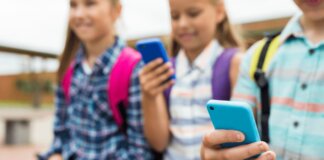 Ue, nuove regole sui social per i minori: niente account autonomi prima dei 15 anni
