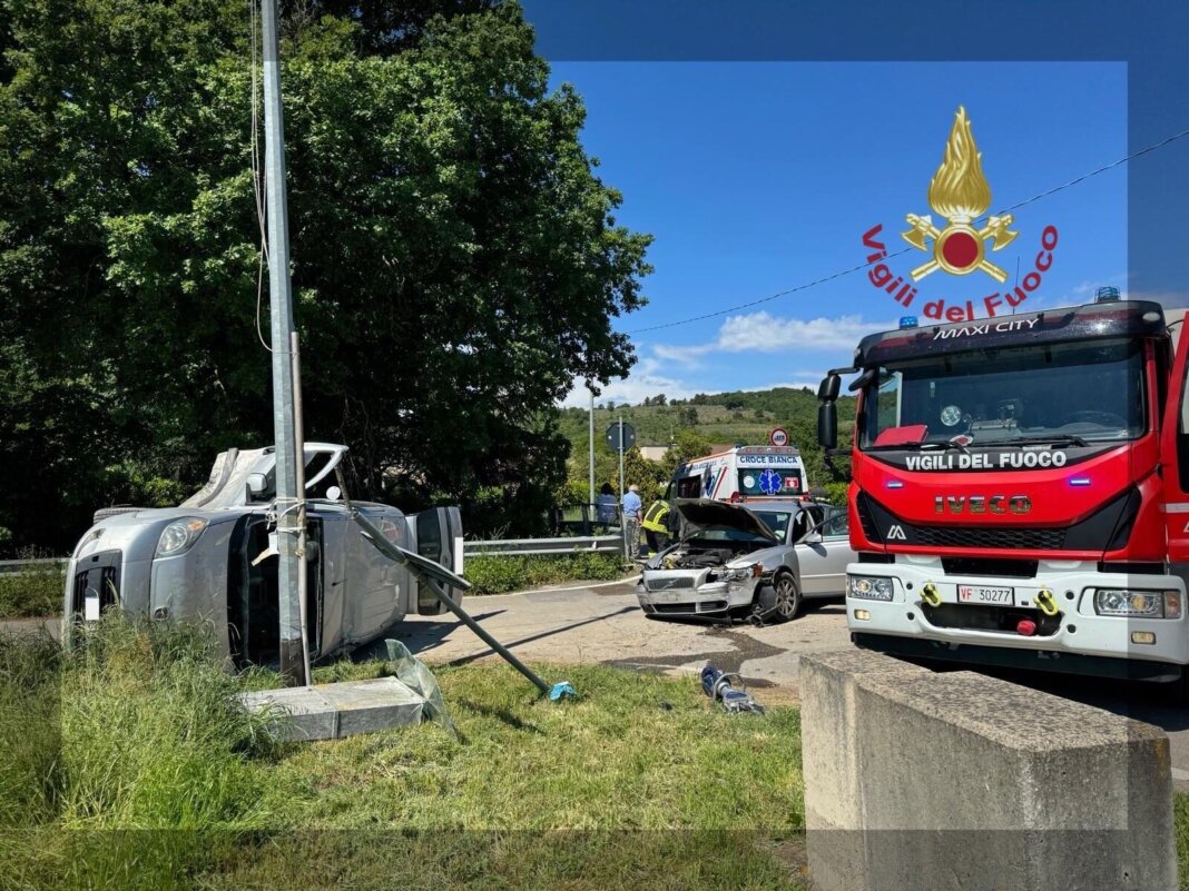 L'auto si ribalta dopo lo scontro: quattro feriti nell'incidente