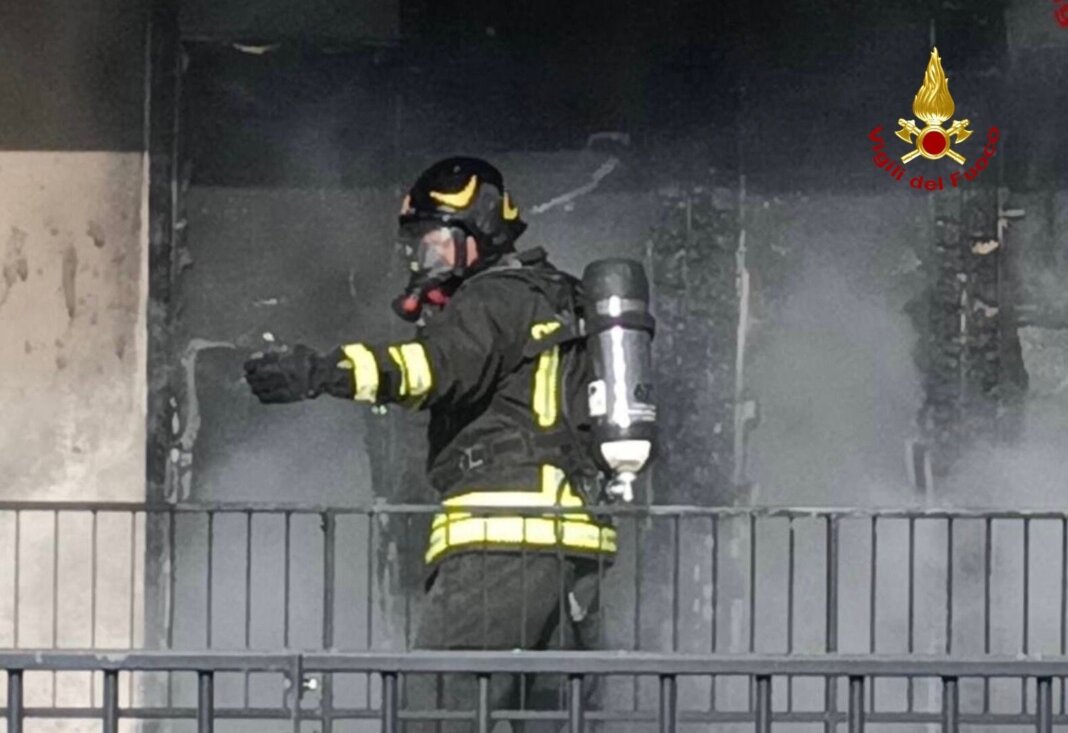 Paura per le fiamme su un terrazzo di una villetta di Orbetello