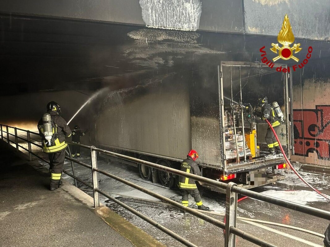 Camion si incastra nel sottopasso e poi si incendia: attimi di apprensione a Pisa