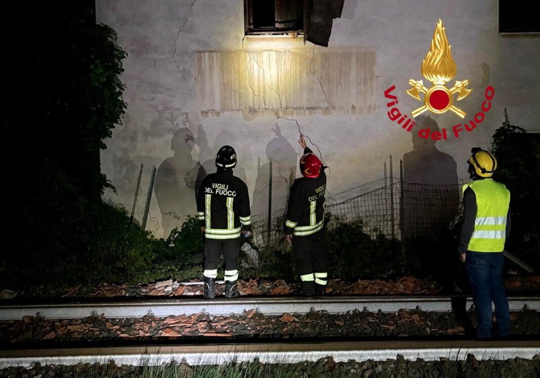 Esplosione nella notte in un edificio a margine della ferrovia, disagi anche per i trasporti. 
