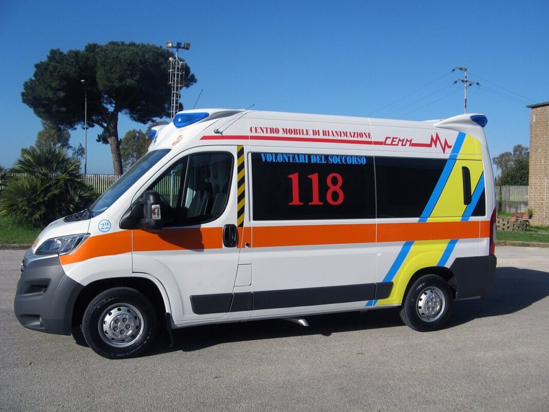Colpito da una fune in tensione mentre lavora: incidente sul lavoro a Carrara