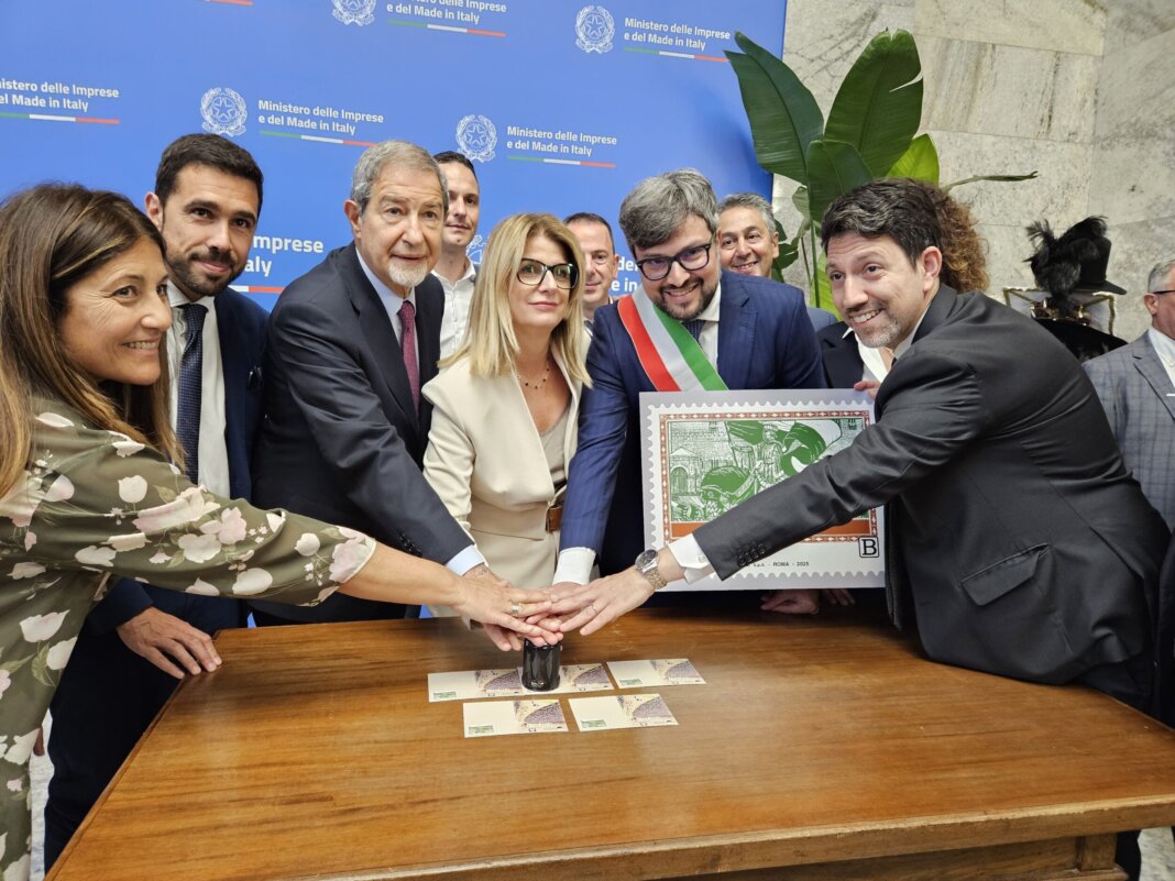 Presentata al ministero delle Imprese e del Made in Italy il francobollo dedicato al Palio di Siena
