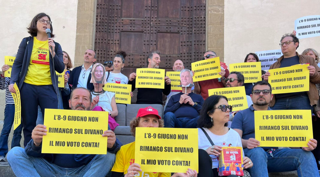 Referendum 8 e 9 giugno: flash mob Comitato Sì con maschere di Meloni e Tajani