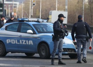 Scontro moto-camper, muore in A11 centauro di 21 anni