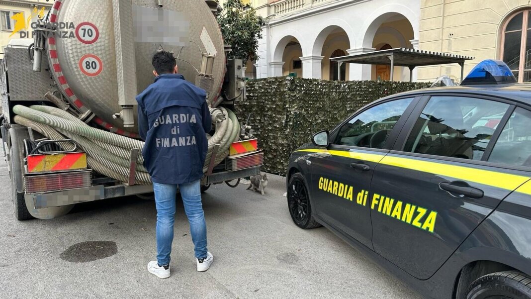 Autospurgo sversa liquami in un tombino delle acque piovane: imprenditore denunciato
