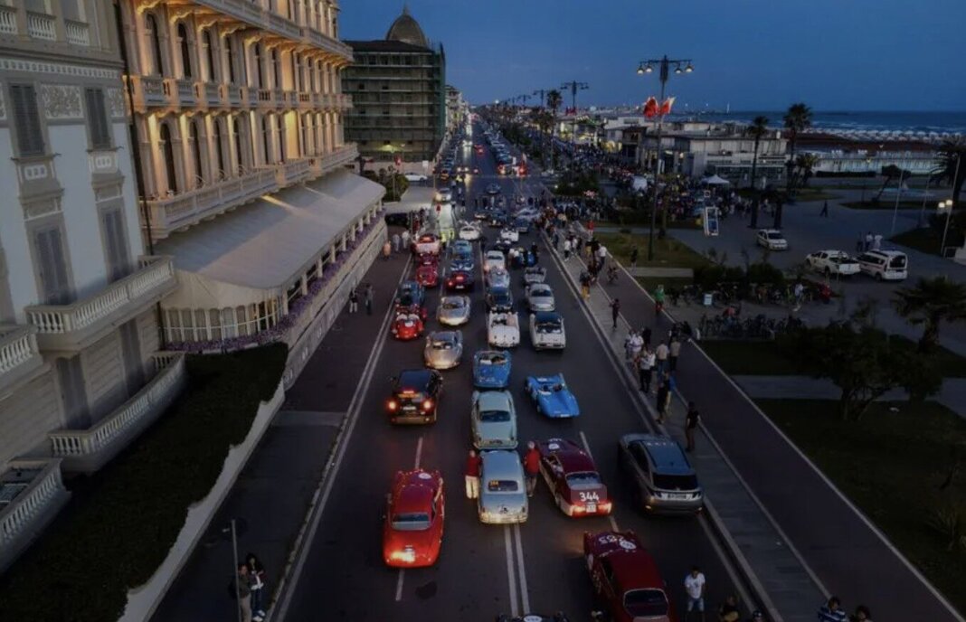 Mille Miglia 2025 in Toscana, la carovana delle auto d'epoca anima borghi e città d'arte