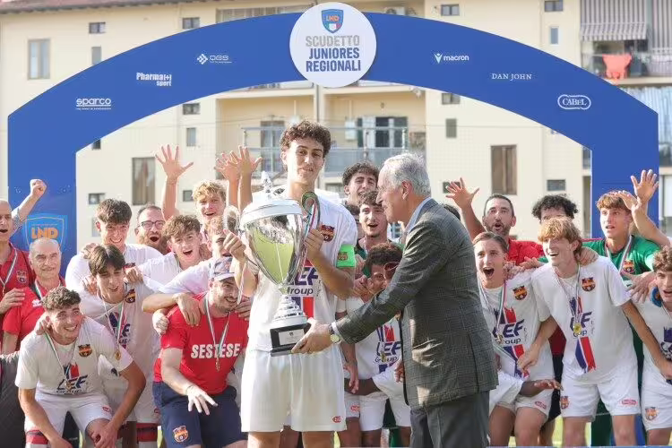 Il momento della consegna del premio