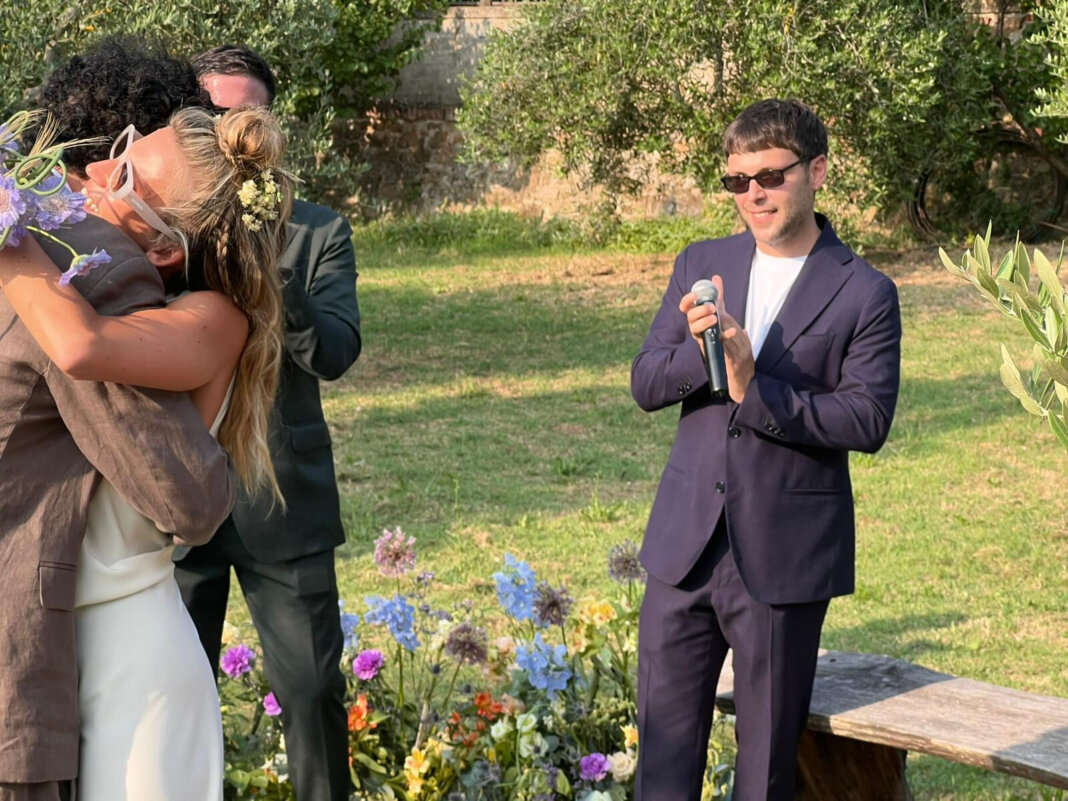Gazzelle ospite di una festa di matrimonio a Firenze come testimone di nozze